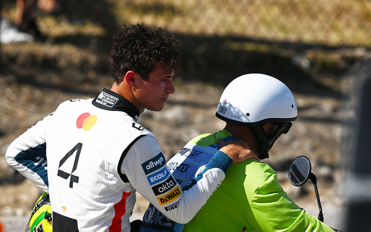 リタイヤを経てスクーターでガレージに戻るランド・ノリス（マクラーレン）、2025年10月18日(土) F1アメリカGPスプリント（サーキット・オブ・ジ・アメリカズ）