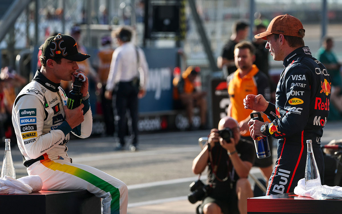 予選後のパルクフェルメで会話するポールポジションのマックス・フェルスタッペン（レッドブル）と2番手ランド・ノリス（マクラーレン）、2025年10月18日(土) F1アメリカGP予選（サーキット・オブ・ジ・アメリカズ）