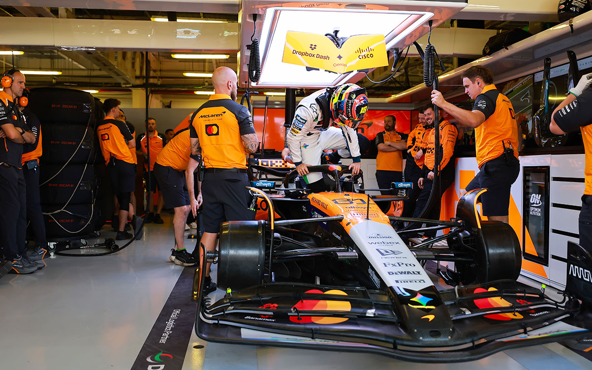 セッションに向けガレージでクルマに乗り込むオスカー・ピアストリ（マクラーレン）、2025年F1メキシコGPフリー走行