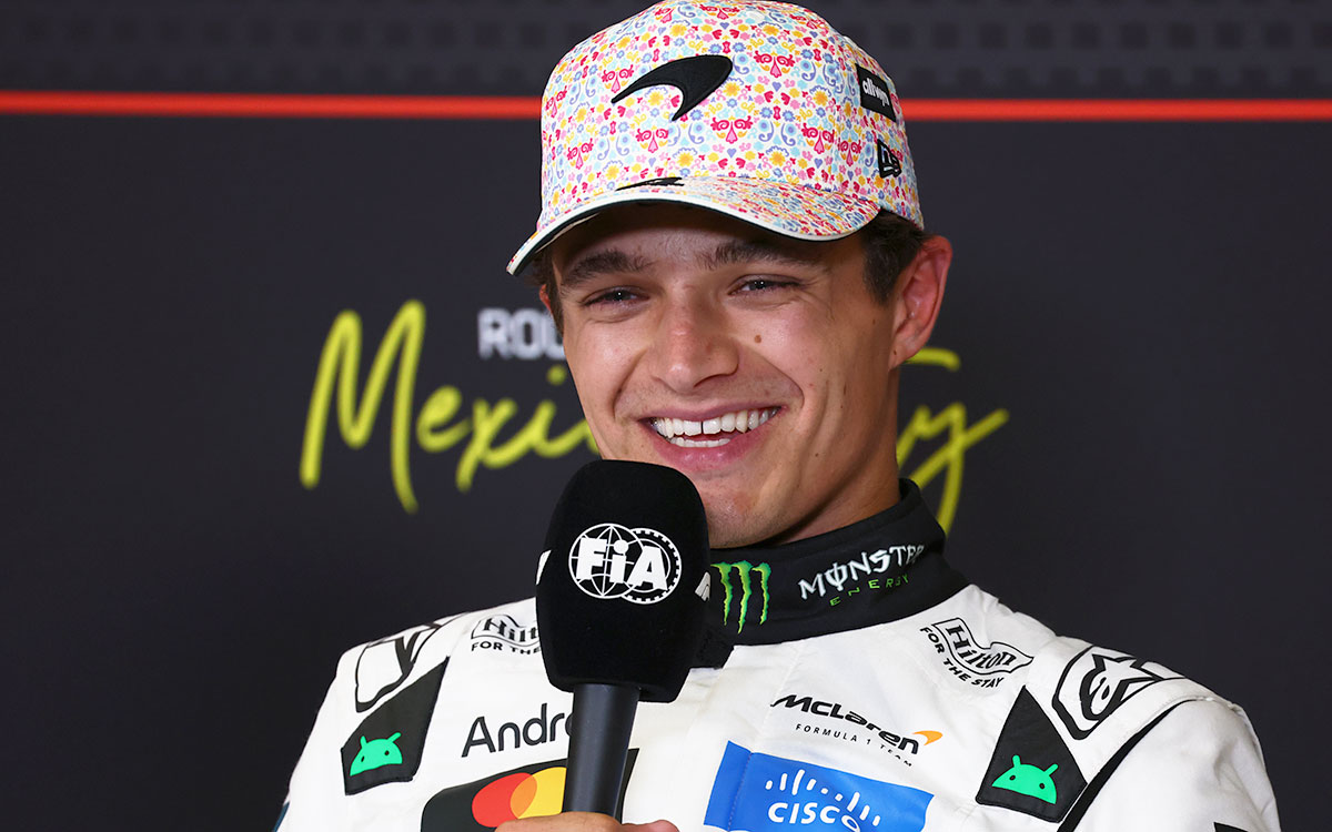 記者会見で笑顔を見せるポールポジションのランド・ノリス（マクラーレン）、2025年10月25日(土) F1メキシコGP予選（エルマノス・ロドリゲス・サーキット）