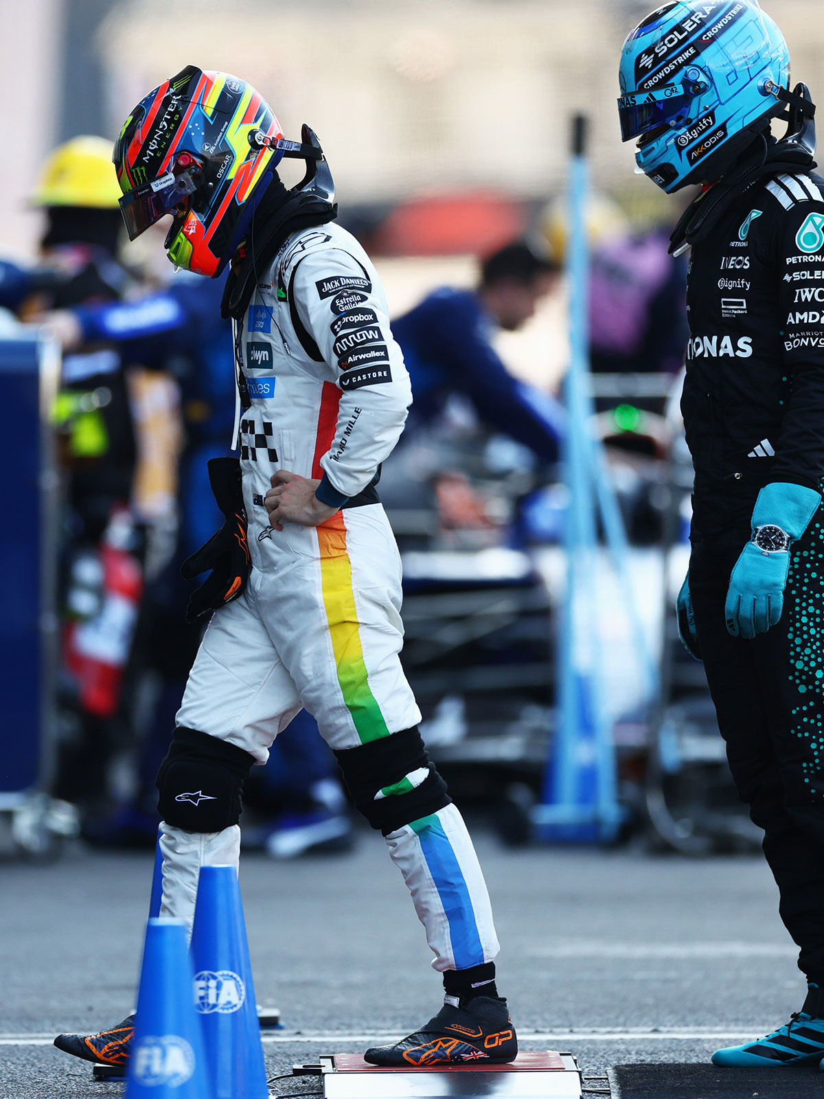 計量を受けるオスカー・ピアストリ（マクラーレン）とジョージ・ラッセル（メルセデス）、2025年10月26日(日) F1メキシコGP決勝レース（エルマノス・ロドリゲス・サーキット）