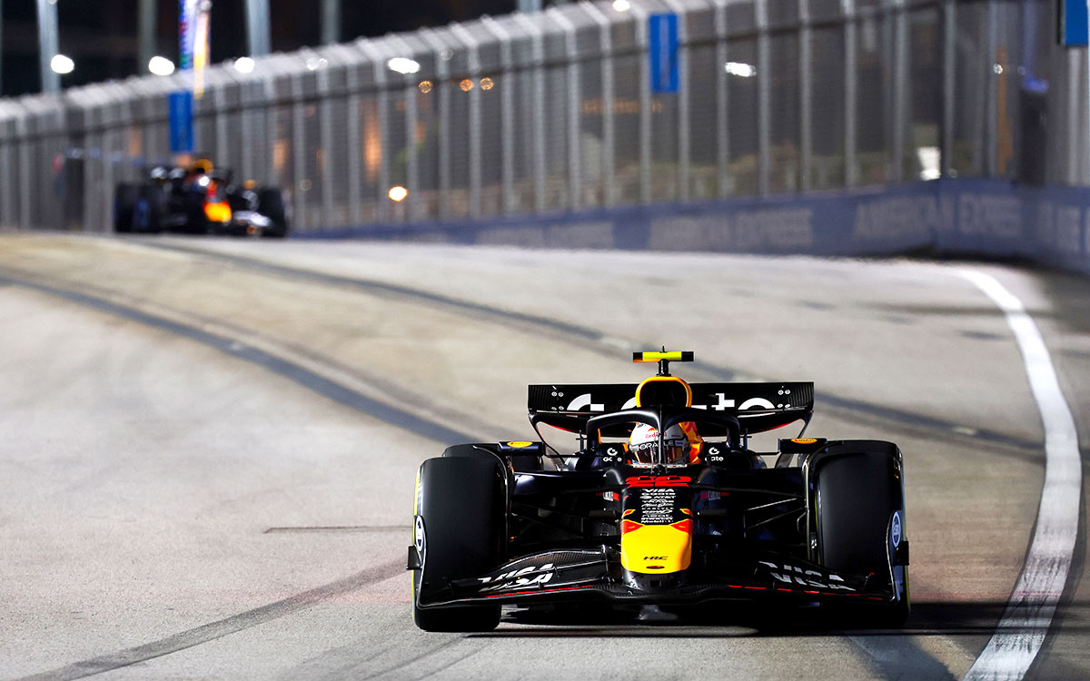 レッドブルRB21のステアリングを握る角田裕毅、2025年10月3日(金) F1シンガポールGPフリー走行2（マリーナベイ市街地コース）