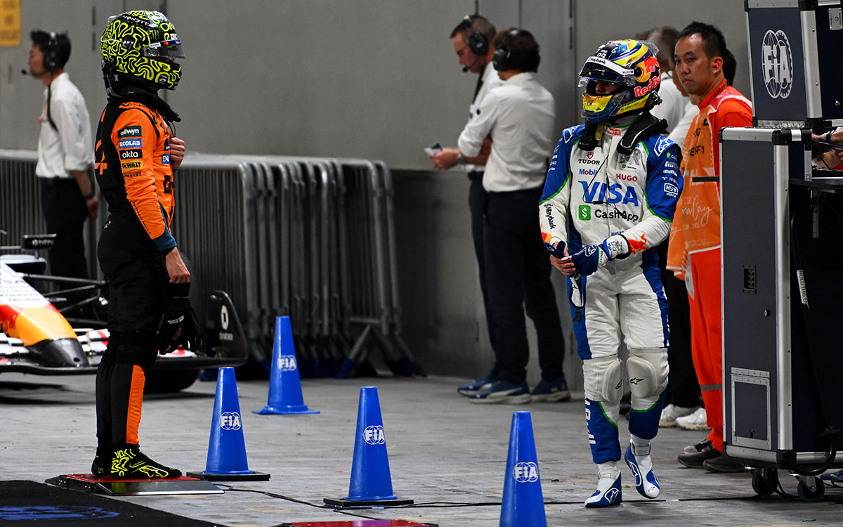 予選後のパルクフェルメで並ぶランド・ノリス(マクラーレン)とアイザック・ハジャー(レーシング・ブルズ)、2025年10月4日(土) F1シンガポールGP(マリーナベイ市街地コース)