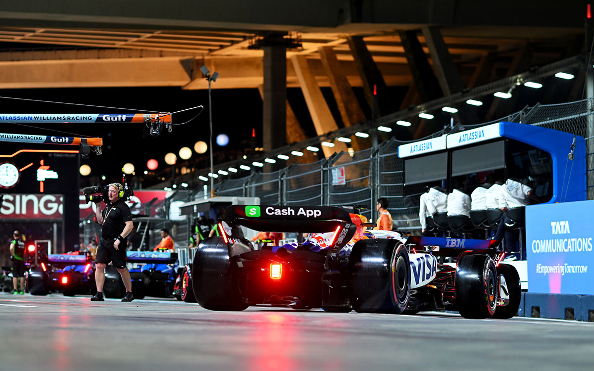 ガレージを後にしファストレーンに向かうアイザック・ハジャー（レーシング・ブルズ）、2025年10月4日(土) F1シンガポールGP予選（マリーナベイ市街地コース）