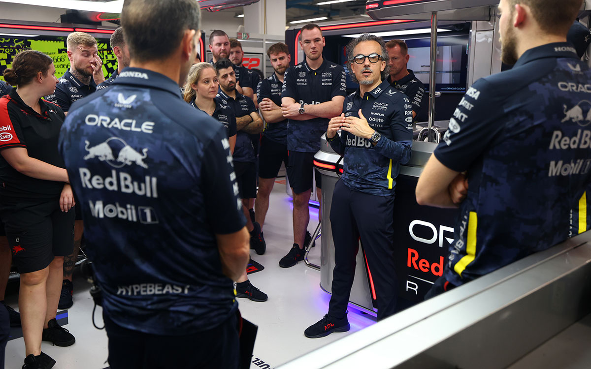 ガレージ内でチームミーティングを行うローラン・メキーズ（レッドブル代表）、2025年10月2日(木) F1シンガポールGP（マリーナベイ市街地コース）