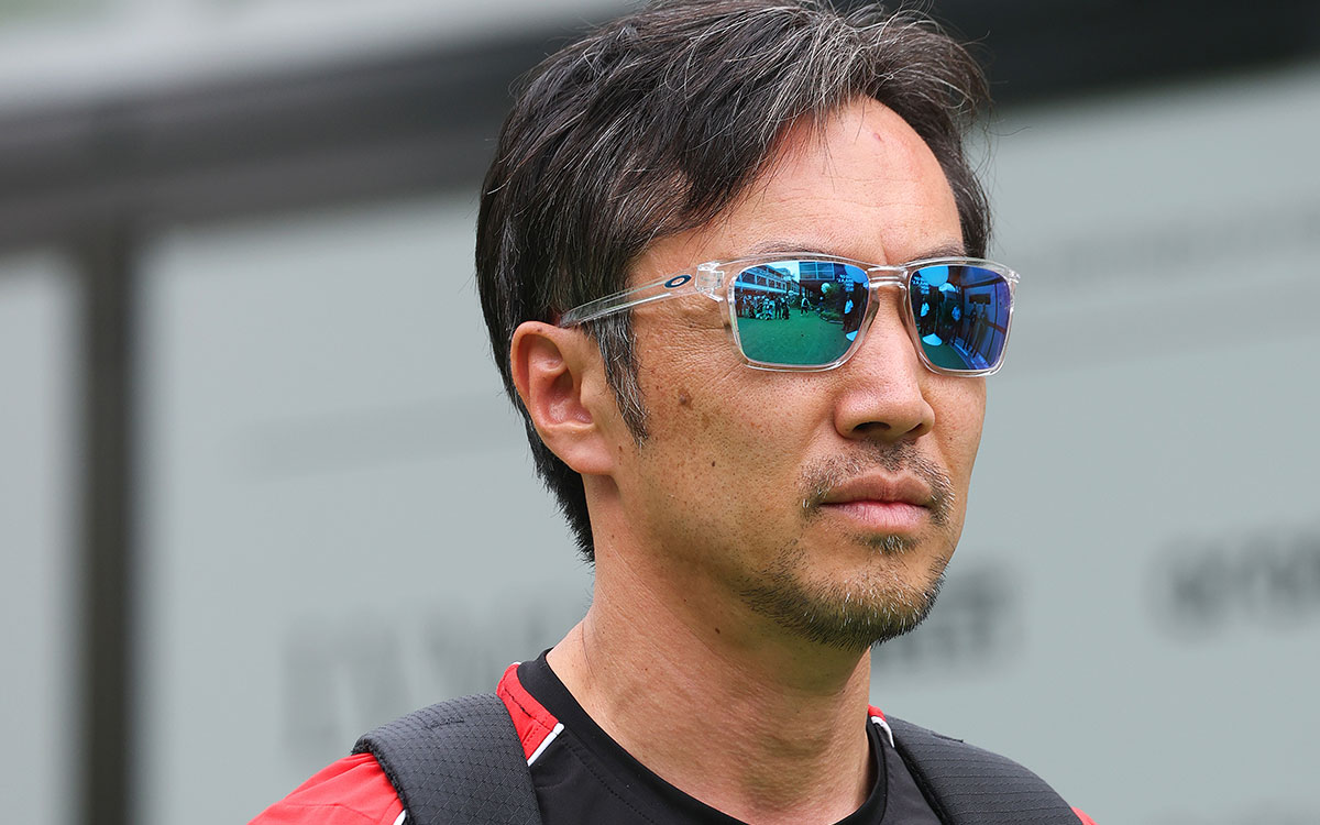 パドックを歩くハースF1チームの小松礼雄代表、2025年10月4日(土) F1シンガポールGP（マリーナベイ市街地コース）