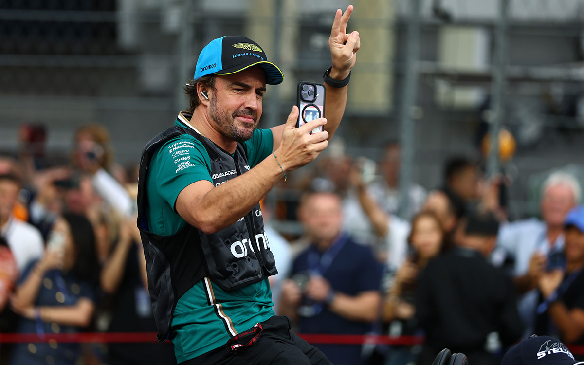 ドライバーズパレードに参加するフェルナンド・アロンソ（アストンマーチン）、2025年10月5日(日) F1シンガポールGP決勝（マリーナベイ市街地コース）