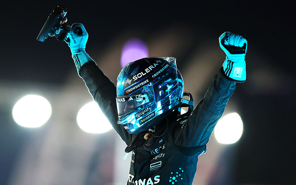 2025年F1第18戦シンガポールGPの決勝後、ステアリングを片手に持ちながら勝利の喜びを表すジョージ・ラッセル（メルセデス）、2025年10月5日マリーナベイ市街地コース