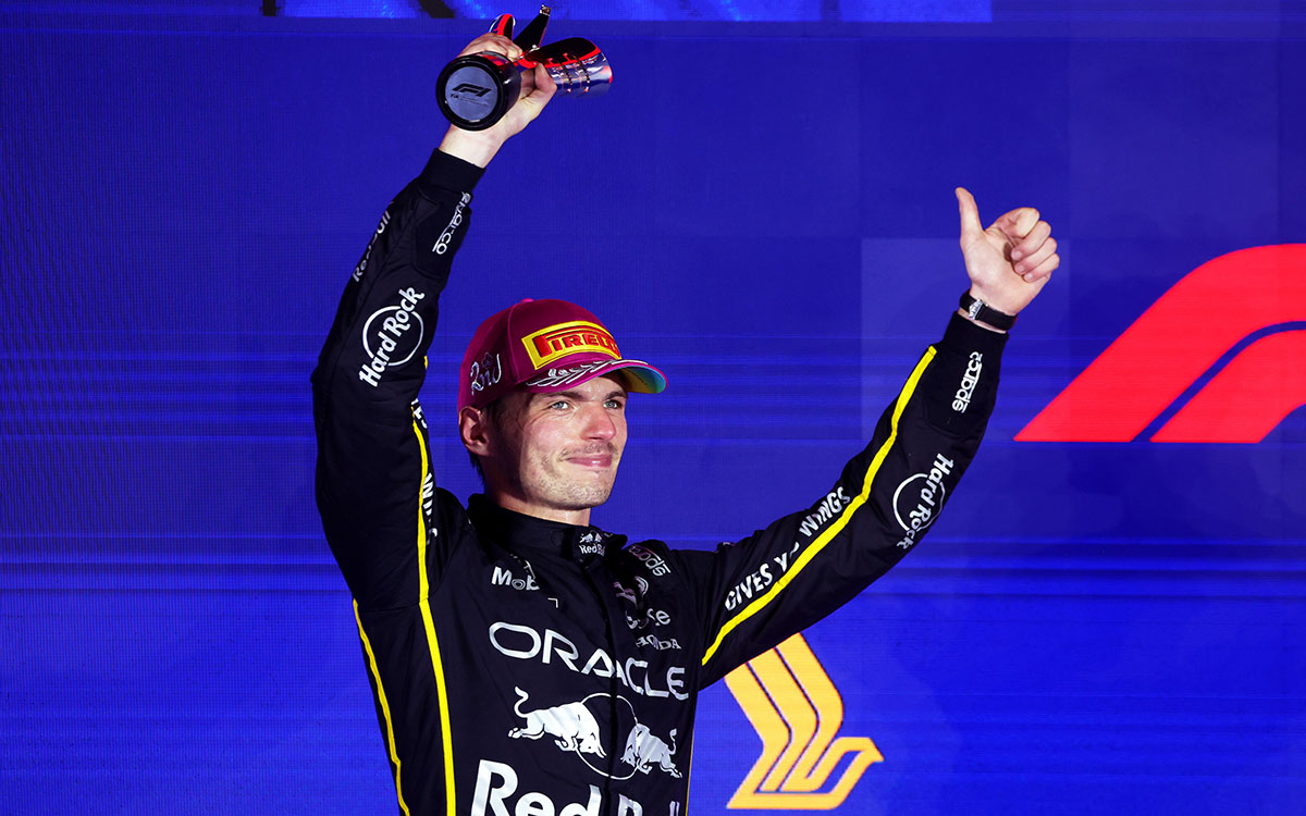 表彰台で2位トロフィーを掲げるマックス・フェルスタッペン（レッドブル）、2025年10月5日(日) F1シンガポールGP決勝（マリーナベイ市街地コース）