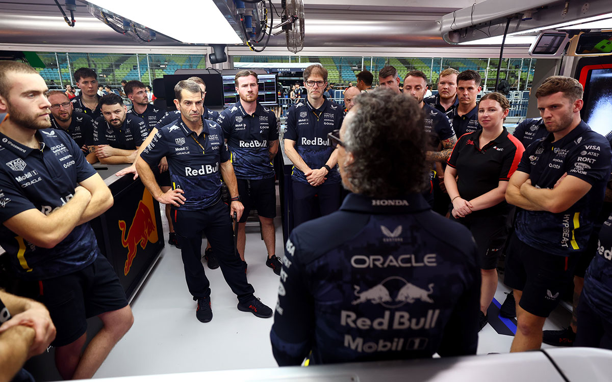 ガレージ内でブリーフィングを行うローラン・メキーズ（レッドブル代表）、2025年10月2日(木) F1シンガポールGP