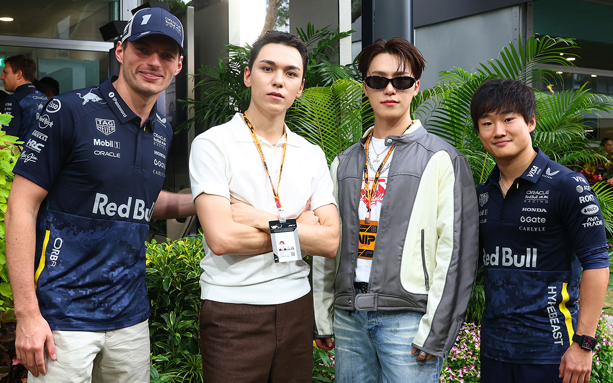 決勝前にセブンティーンのバーノンとディノと写真を撮るレッドブル・レーシングのマックス・フェルスタッペンと角田裕毅、2025年10月5日(日) F1シンガポールGP（マリーナベイ市街地コース）
