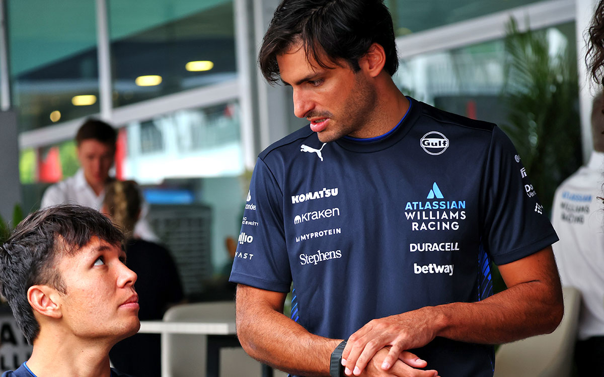 パドックで話をするウィリアムズのアレックス・アルボンとカルロス・サインツ、2025年10月3日(金) F1第18戦シンガポールGPフリー走行（マリーナベイ市街地コース）