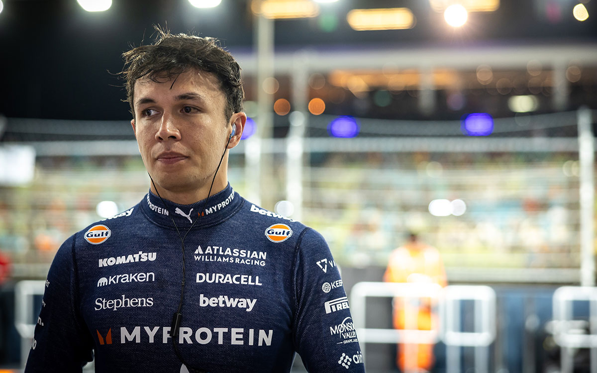 ピットレーンに立つアレックス・アルボン（ウィリアムズ）、2025年10月4日(土) F1第18戦シンガポールGP予選（マリーナベイ市街地コース）