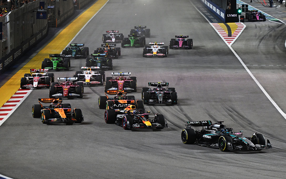 決勝スタート直後のターン1でマックス・フェルスタッペン（レッドブル）とマクラーレン勢をリードするジョージ・ラッセル（メルセデス）、2025年10月5日(日) F1シンガポールGP決勝（マリーナベイ市街地コース）