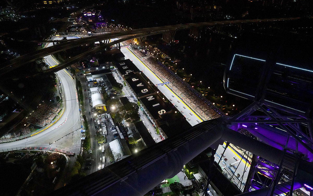 決勝スタート直後のマリーナベイ市街地コースのホームストレート、2025年10月5日(日) F1シンガポールGP決勝