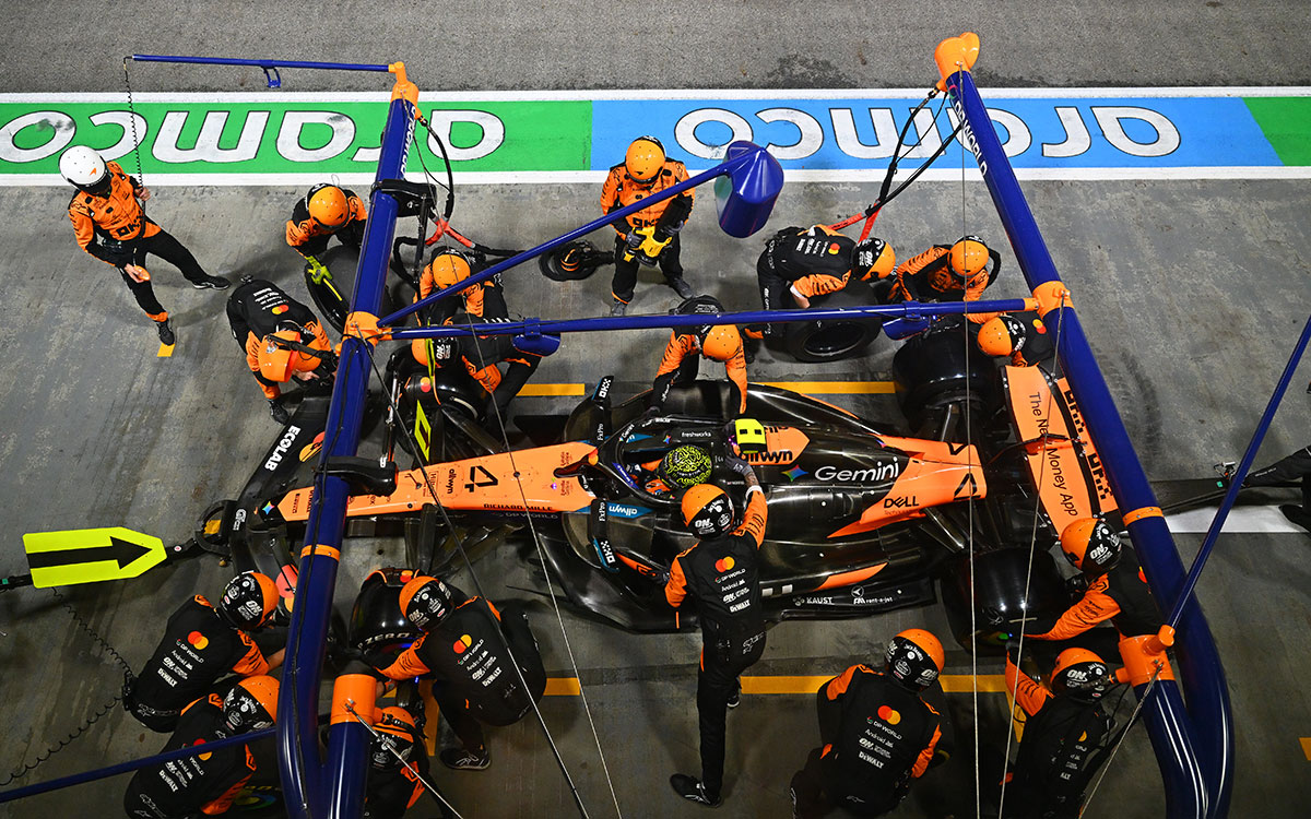 ピットストップを行うランド・ノリスの4号車マクラーレンMCL39、2025年10月5日(日) F1シンガポールGP決勝(マリーナベイ市街地コース)