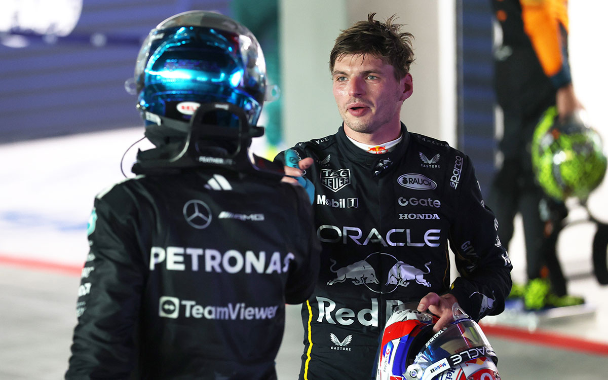 健闘を称える優勝者ジョージ・ラッセル（メルセデス）と2位マックス・フェルスタッペン（レッドブル）、2025年10月5日 F1シンガポールGP決勝レース後のパルクフェルメにて