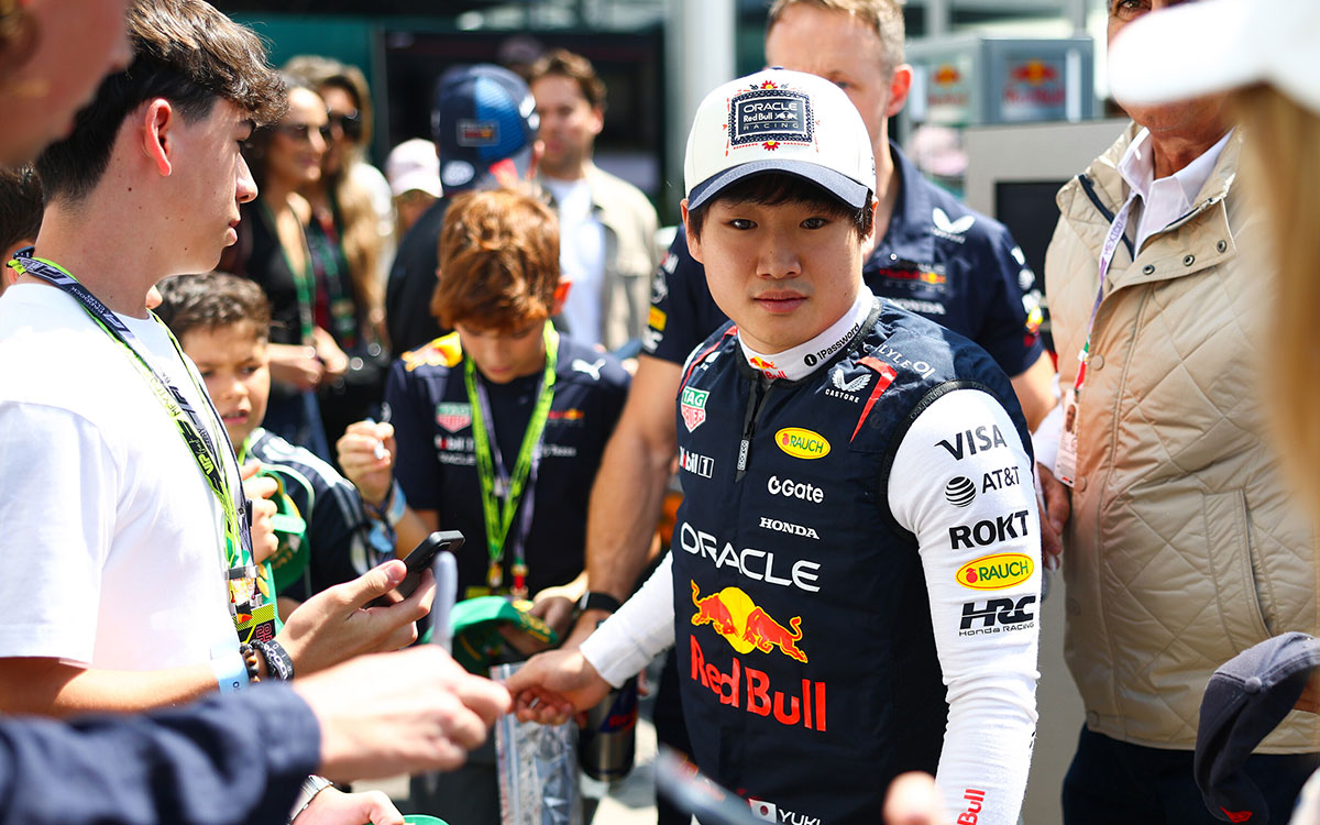 ファンと交流する角田裕毅（レッドブル・レーシング）、2025年10月24日(金) F1メキシコGP FP1（エルマノス・ロドリゲス・サーキット）