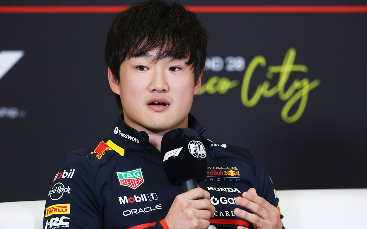 記者会見でマイクを握る角田裕毅（レッドブル・レーシング）、2025年10月23日(木) F1メキシコGPメディアデー（エルマノス・ロドリゲス・サーキット）