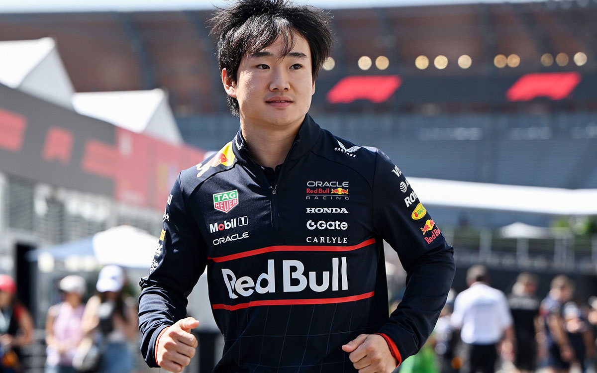 パドックを駆ける角田裕毅（レッドブル・レーシング）、2025年10月23日(木) F1メキシコGPメディアデー（エルマノス・ロドリゲス・サーキット）
