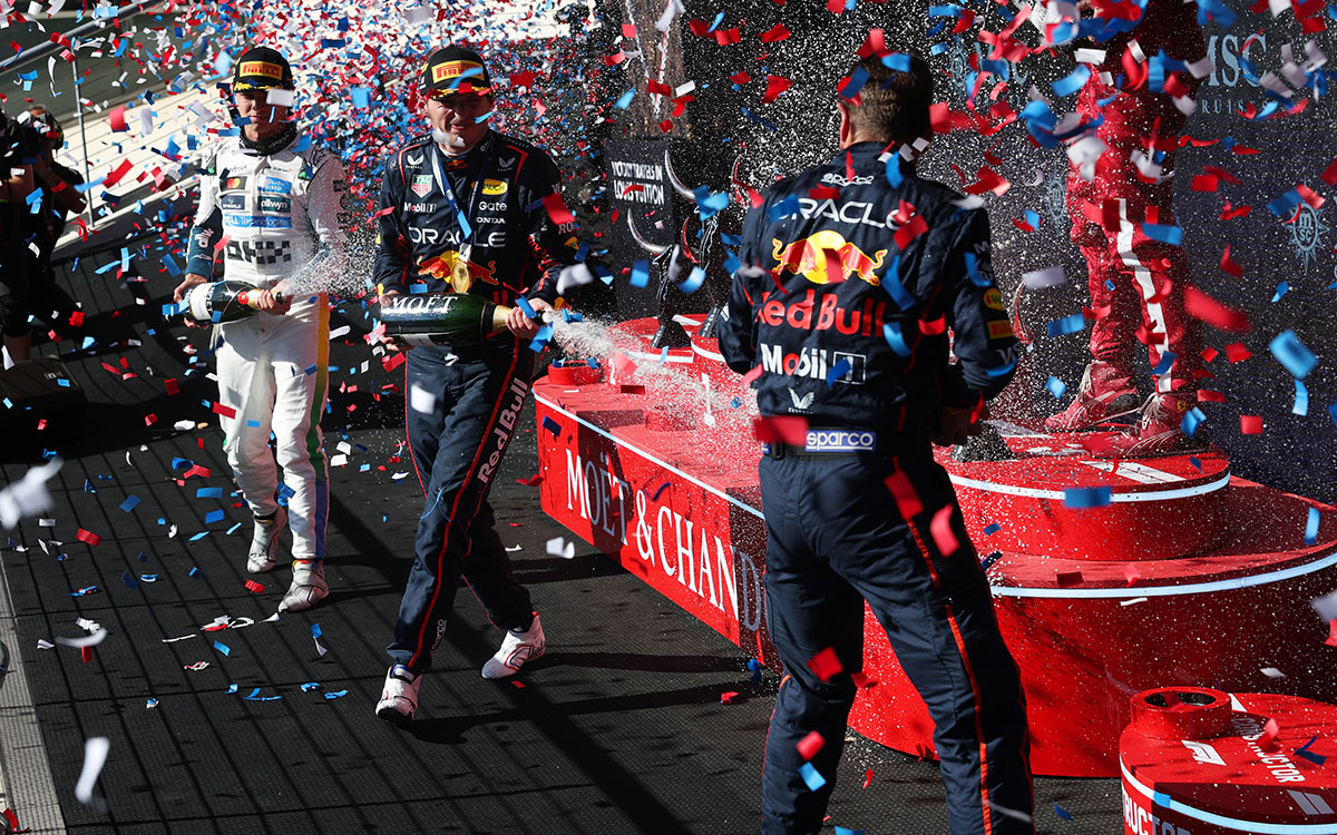 シャンパンシャワーで優勝を祝うマックス・フェルスタッペン（レッドブル）、2位ランド・ノリス（マクラーレン）、クリス・ジェント（レッドブル チーフメカニック）、2025年10月19日(日) F1アメリカGP決勝（サーキット・オブ・ジ・アメリカズ）