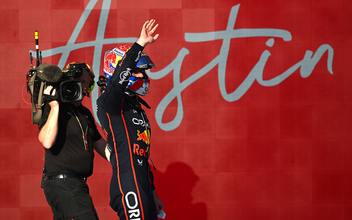 予選後のパルクフェルメで手を振るポールポジションのマックス・フェルスタッペン（レッドブル）、2025年10月18日(土) F1アメリカGP（サーキット・オブ・ジ・アメリカズ）