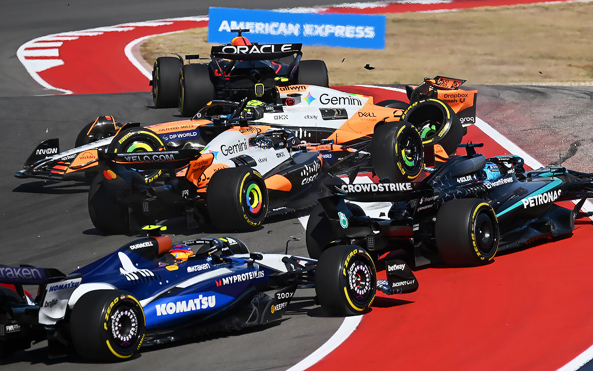 ターン1でクラッシュしたマクラーレンのランド・ノリスとオスカー・ピアストリ、2025年10月18日F1アメリカGPスプリント（サーキット・オブ・ジ・アメリカズ）