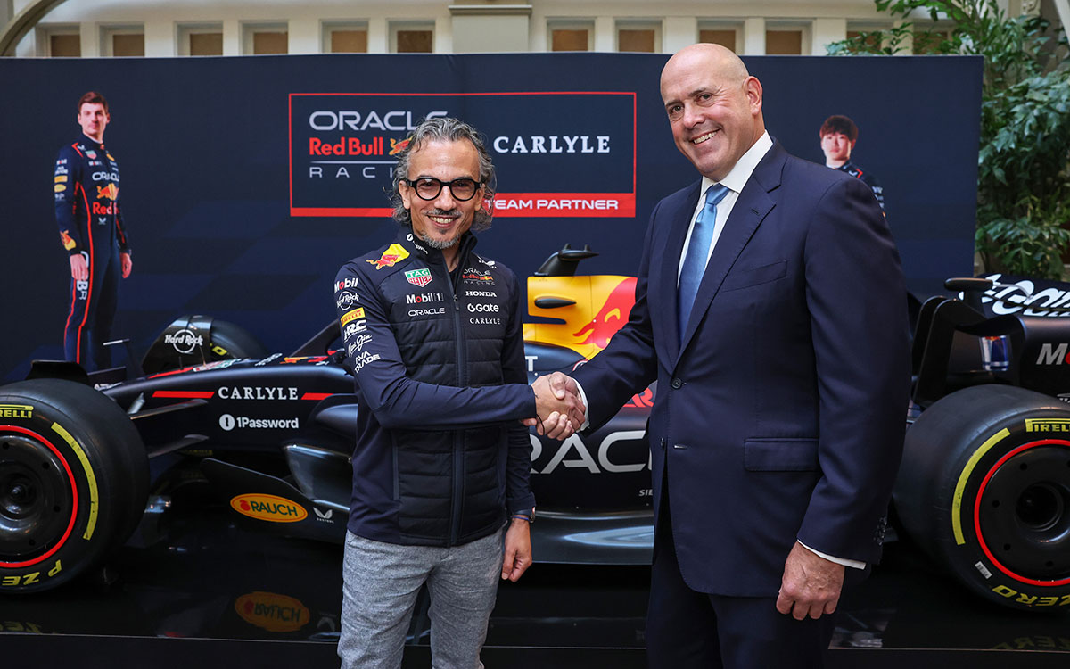 カーライル・グローバル・インベスター・カンファレンスで握手を交わすローラン・メキーズ（レッドブル代表）とハーヴェイ・シュワルツ（カーライルCEO）、2025年9月9日(火)（ワシントンD.C. ウォルドーフ・アストリア）