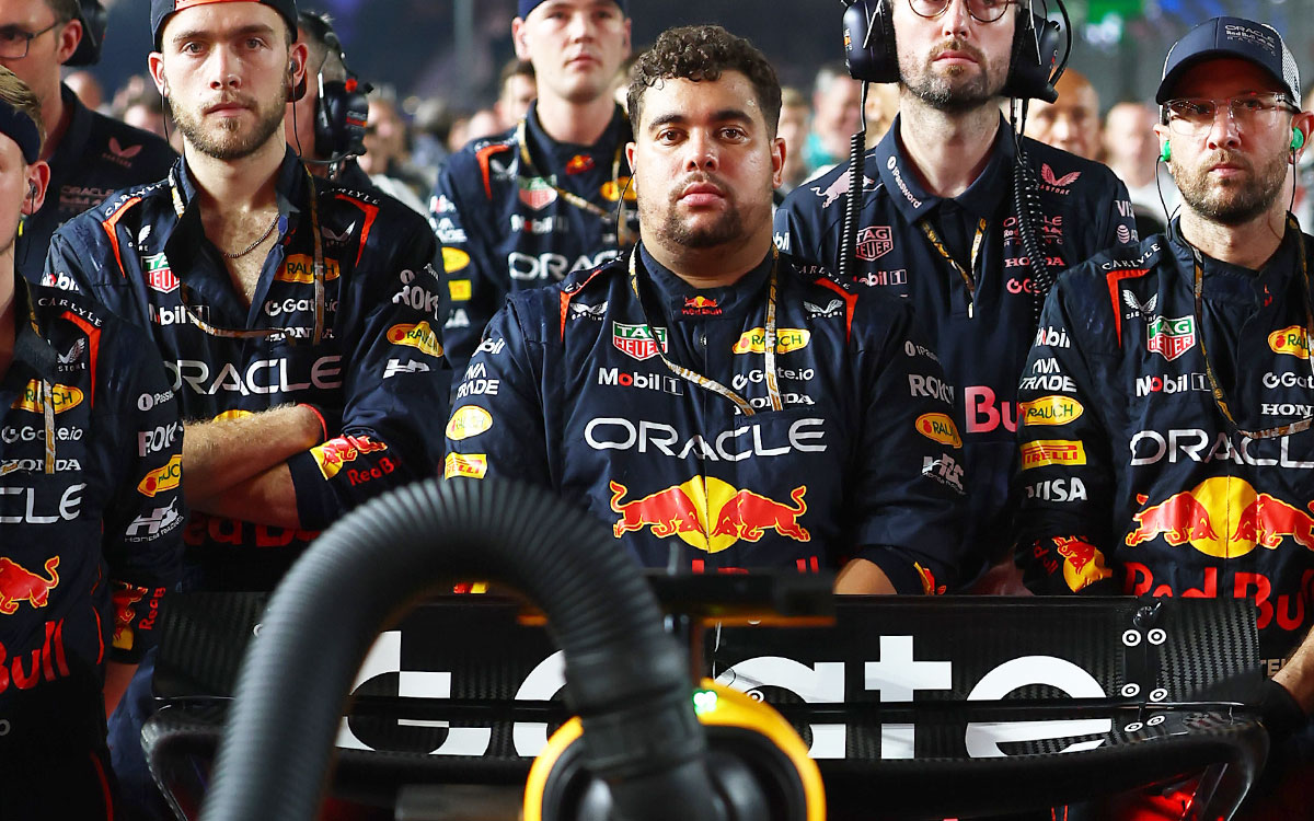 決勝前にマックス・フェルスタッペンの1号車RB21を囲むレッドブル・レーシングのチームクルー、2025年10月5日(日) F1シンガポールGP決勝（マリーナベイ市街地コース）
