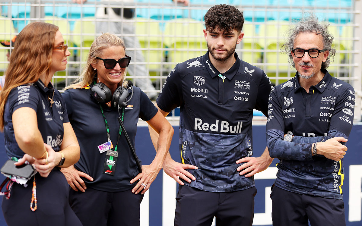 F1アカデミー第6戦レース2をチームメンバーと見守るローラン・メキーズ（レッドブル代表）、2025年10月5日(日) F1シンガポールGP（マリーナベイ市街地コース）