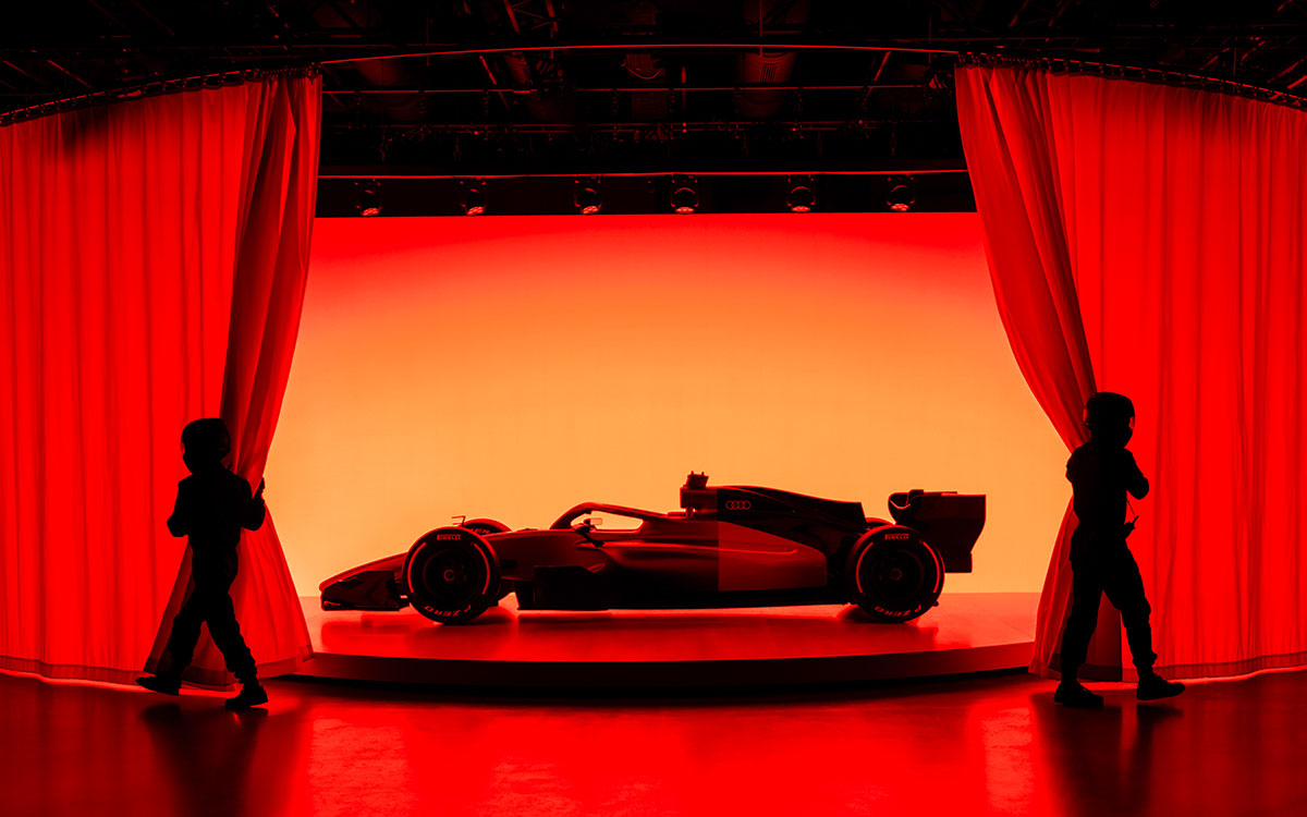 2026年新型F1マシンのデザインとカラーリングの方向性を示す「アウディR26コンセプト」発表イベントでの公開シーン、2025年11月12日(水)ミュンヘン (2)