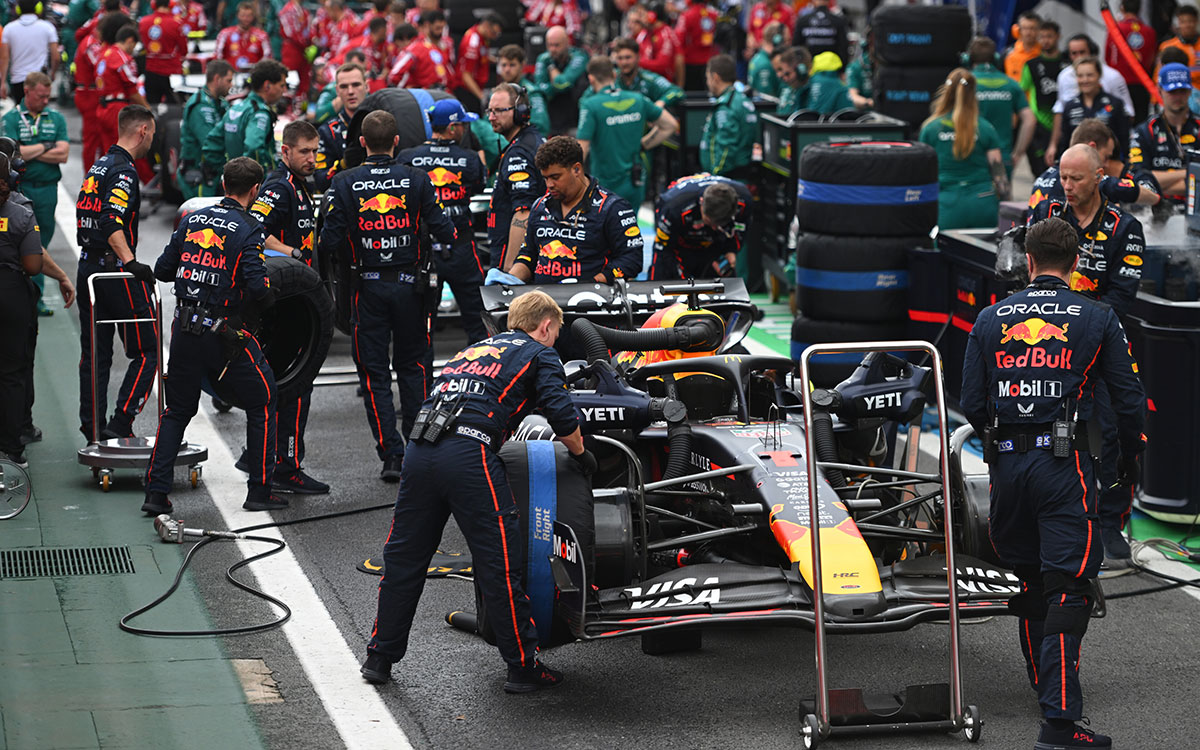 赤旗中断時にピットレーンでマックス・フェルスタッペンのマシンを囲むレッドブル・レーシングのメカニック、2025年11月8日(土) F1サンパウロGPスプリント（インテルラゴス・サーキット）