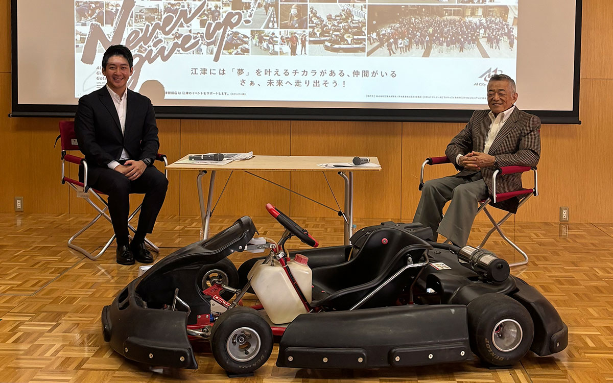 「52未来プロジェクトA1市街地グランプリGOTSU2026」記者会見に合わせて開催された、F1解説者である森脇基恭氏と堀池亮介氏（フジテレビアナウンサー）による「日本のモナコへ～江津から始めるモータースポーツと未来のまちづくり～」と題したトークショーの様子、2025年11月16日島根県江津市