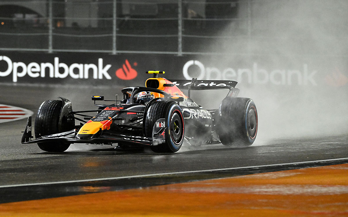 2025年F1第22戦ラスベガスGPの予選で、ウエットコンディションの中RB21を運転する角田裕毅（レッドブル）、2025年11月21日ラスベガス・市街地コース
