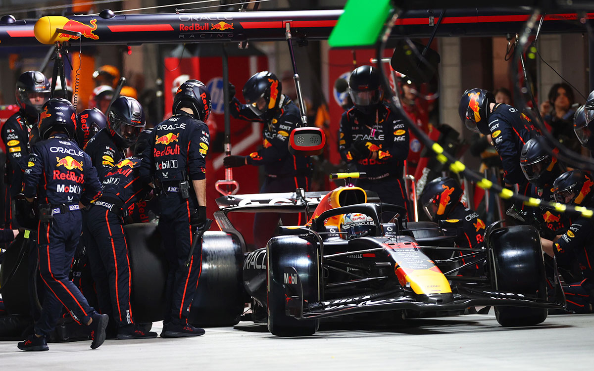 決勝中にピットストップを行う角田裕毅のレッドブルRB21、2025年11月22日(土) F1ラスベガスGP（ラスベガス市街地コース）