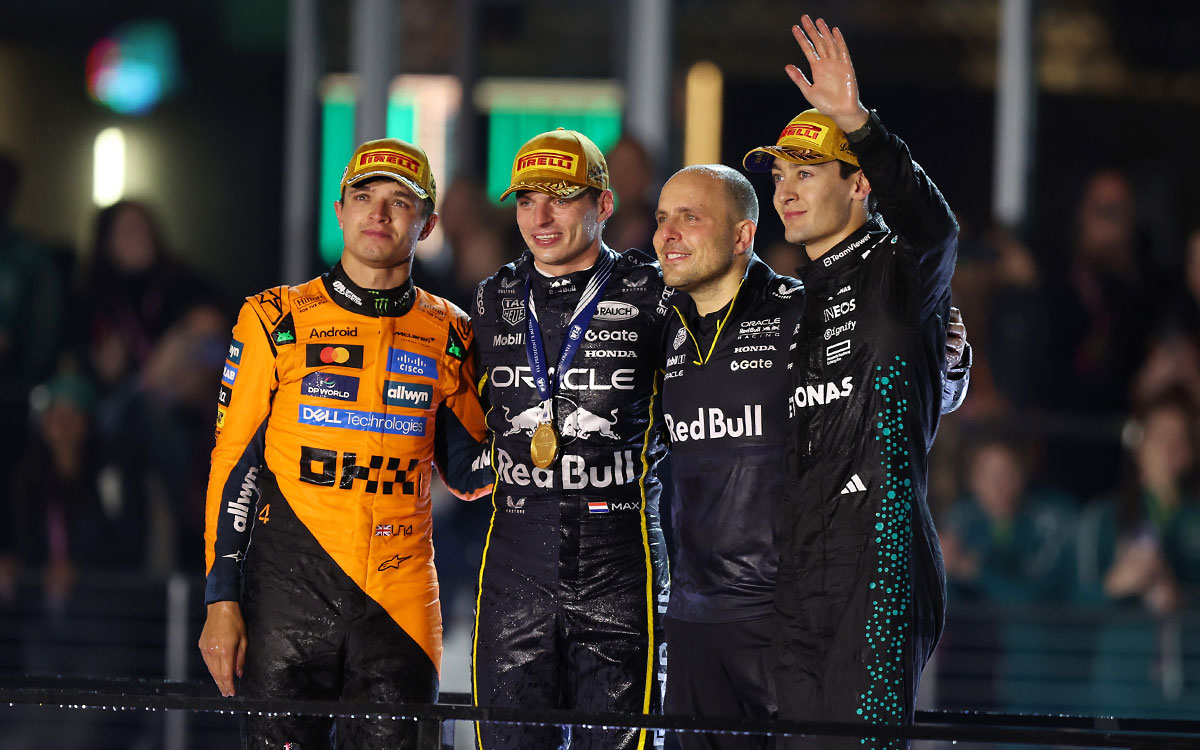 表彰台に立つウィナーのマックス・フェルスタッペン（レッドブル・レーシング）、2位ランド・ノリス（マクラーレン）、3位ジョージ・ラッセル（メルセデス）、そしてジャンピエロ・ランビアーゼ（レッドブル・レーシング レース責任者）、2025年11月22日(土) F1ラスベガスGP決勝（ラスベガス市街地コース）
