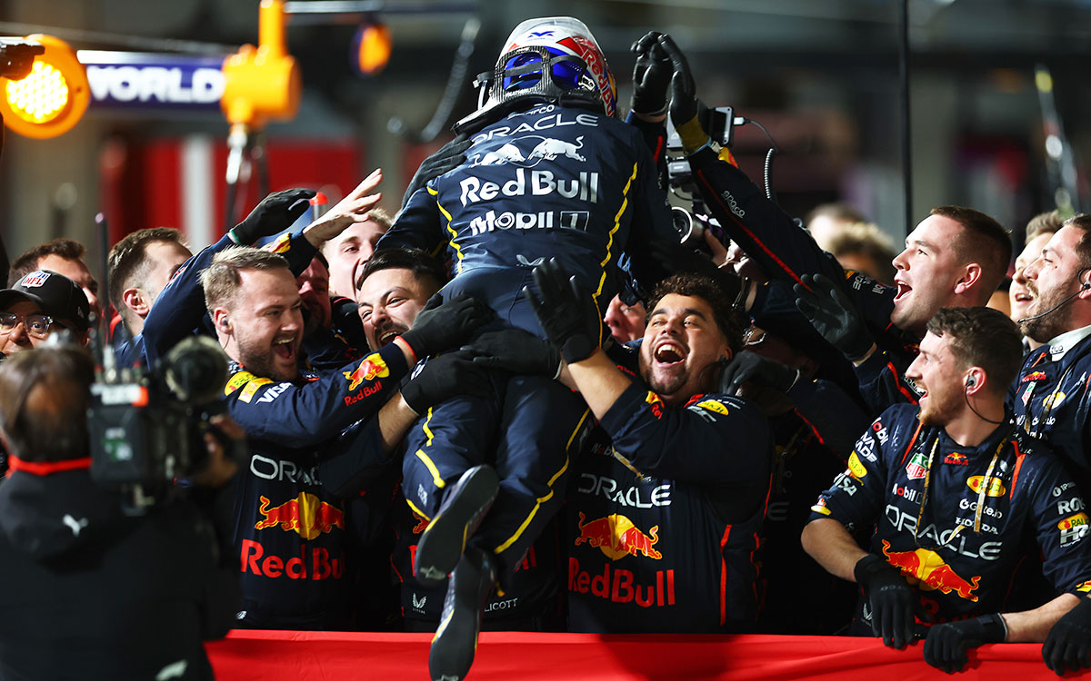 優勝後、パルクフェルメでチームと喜び合うマックス・フェルスタッペン(レッドブル・レーシング)、2025年11月22日(土) F1ラスベガスGP決勝(ラスベガス市街地コース)