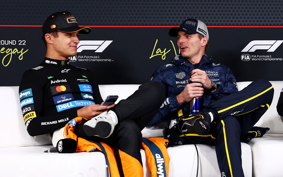 ドライバーズ会見に出席する優勝者マックス・フェルスタッペン（レッドブル・レーシング）と2位ランド・ノリス（マクラーレン）、2025年11月22日(土) F1ラスベガスGP決勝（ラスベガス市街地コース）