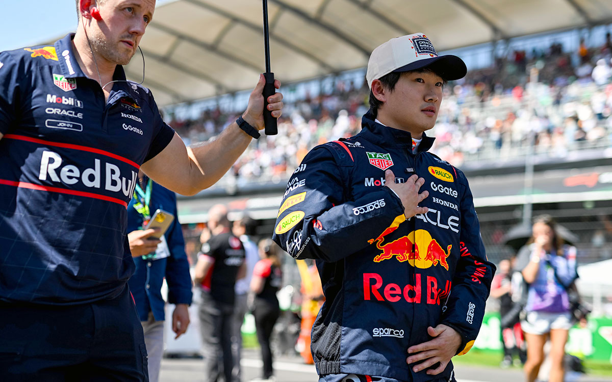 決勝レースに向けてグリッドへ移動する角田裕毅（レッドブル・レーシング）、2025年10月26日(日) F1メキシコGP（エルマノス・ロドリゲス・サーキット）