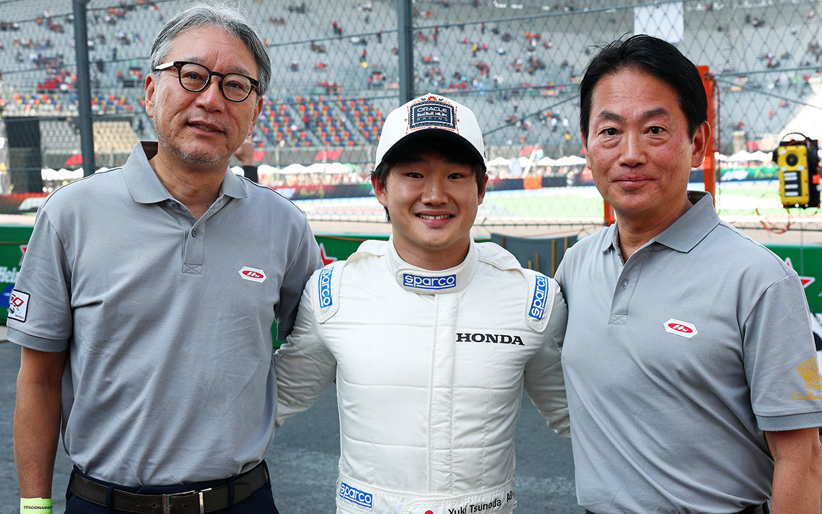 決勝レース前に本田技研工業の三部敏宏社長、ホンダ・レーシングの渡辺康治社長と写真撮影に臨む角田裕毅（レッドブル・レーシング）、2025年10月26日(日) F1メキシコGP（エルマノス・ロドリゲス・サーキット）