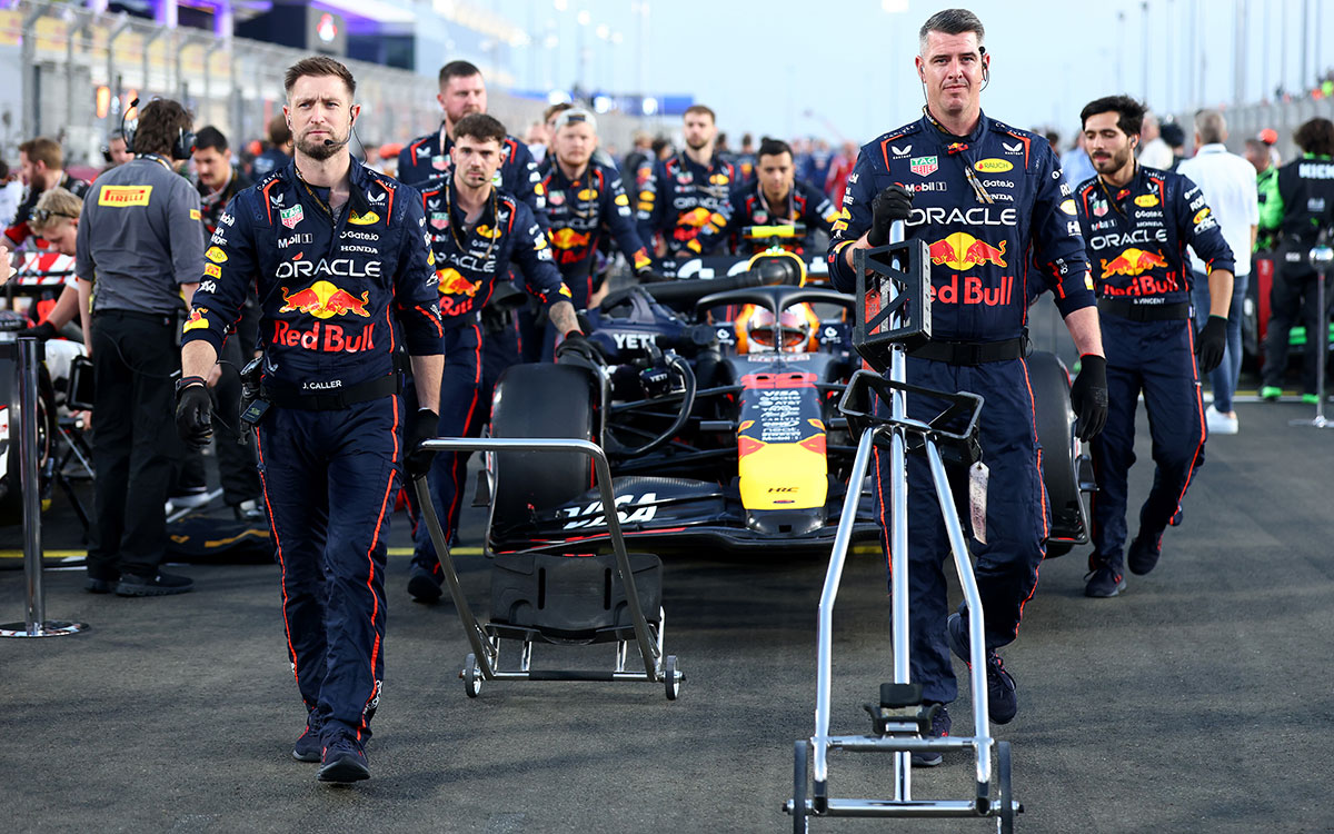 スプリントに向けてグリッドに運ばれる角田裕毅のレッドブルRB21、2025年11月29日(土) F1カタールGP（ロサイル・インターナショナル・サーキット）
