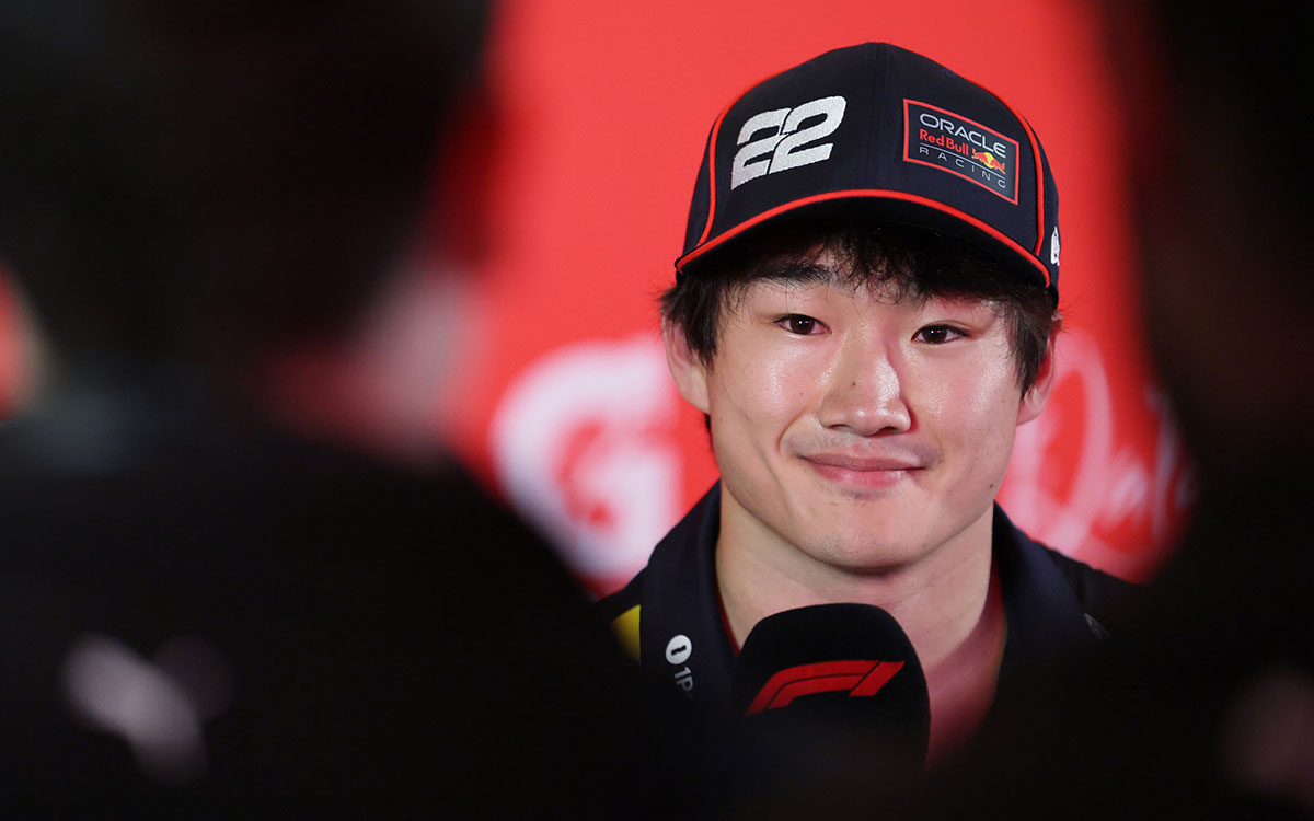 5番手を記録したスプリント予選を経て笑顔でインタビューに応じる角田裕毅（レッドブル・レーシング）、2025年11月28日(金) F1カタールGP（ロサイル・インターナショナル・サーキット）