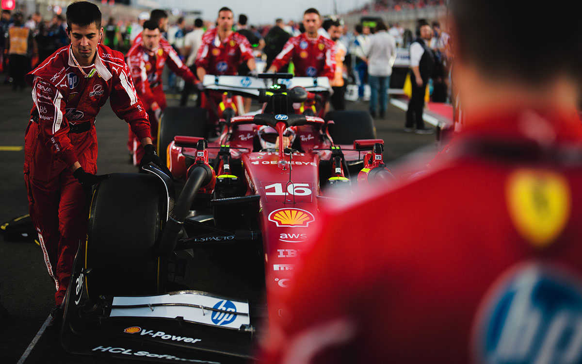 スプリントに向けてグリッドに運ばれるシャルル・ルクレールのフェラーリSF-25、2025年11月29日(土) F1カタールGP(ロサイル・インターナショナル・サーキット)