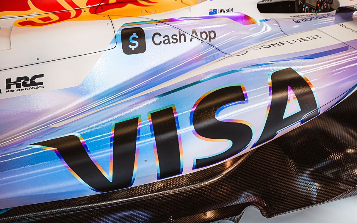 2025年F1ラスベガスGPでレーシング・ブルズVCARB 02に施されるスペシャルリバリー「ホログラフィック・パターン」 (11)