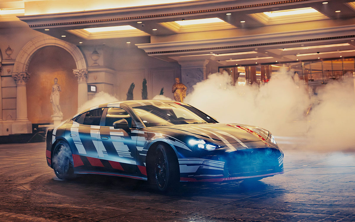 ラスベガスのホテルを爆走する、ジョージ・ラッセル（メルセデス）駆るメルセデスAMG新型EV「GT 4ドアクーペ」 (2)