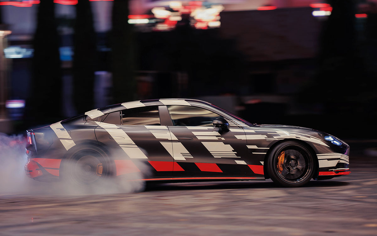ラスベガスのホテルを爆走する、ジョージ・ラッセル（メルセデス）駆るメルセデスAMG新型EV「GT 4ドアクーペ」 (1)