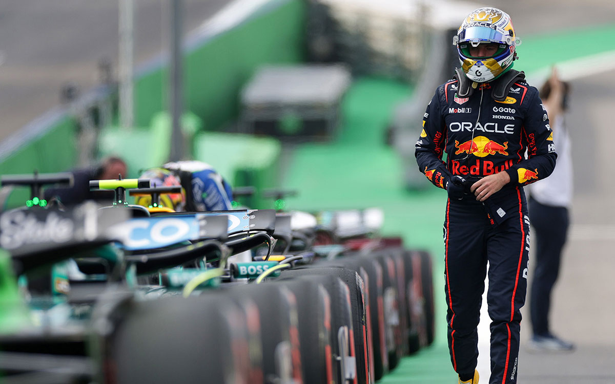 6番手にとどまったスプリント予選を経てパルクフェルメを歩くマックス・フェルスタッペン（レッドブル・レーシング）、2025年11月7日(金) F1サンパウロGP（インテルラゴス・サーキット）
