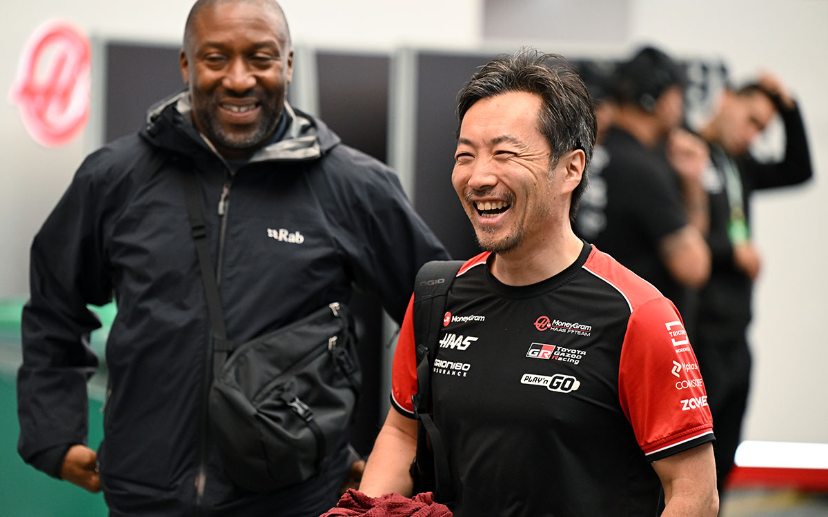 パドックで笑顔を見せるハースの小松礼雄チーム代表、2025年11月9日(日) F1サンパウロGP決勝（インテルラゴス・サーキット）