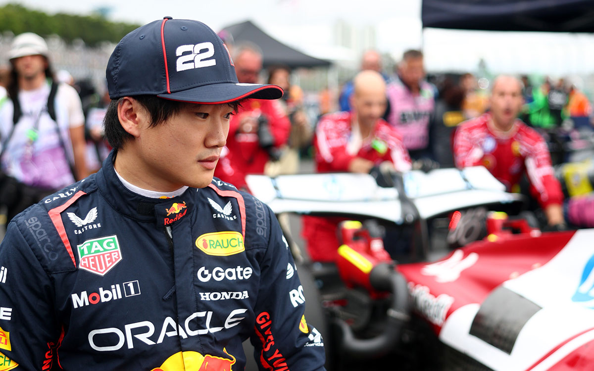 決勝前のグリッド上に止められたフェラーリSF-25を注視する角田裕毅（レッドブル・レーシング）、2025年11月9日(日) F1サンパウロGP（インテルラゴス・サーキット）