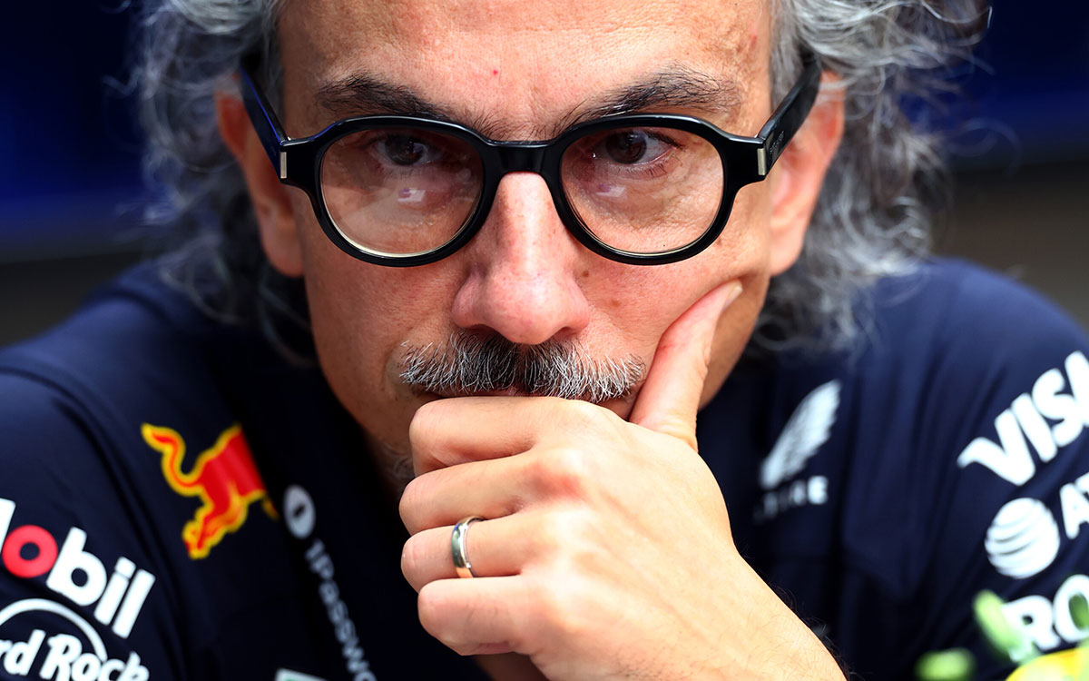 前方を見つめるローラン・メキーズ（レッドブル・レーシング代表）、2025年11月6日(木) F1サンパウロGPメディアデー（インテルラゴス・サーキット）